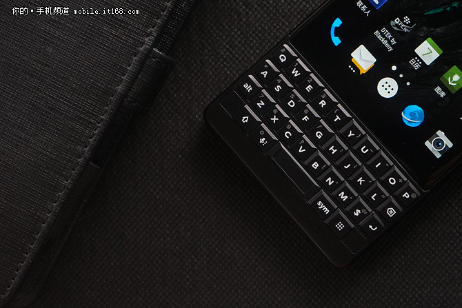黑莓KEY2今日开卖 黑银色京东现货3999元