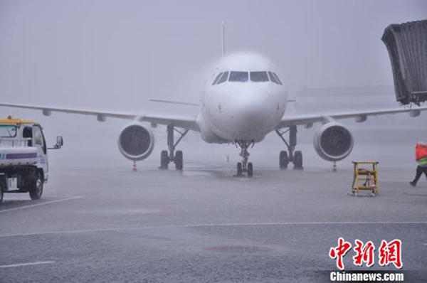 成都双流机场遭遇雷暴天气，一万多名旅客滞留机场