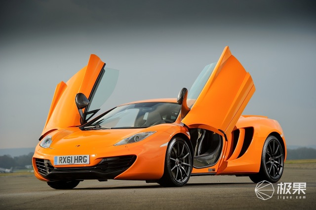 C罗座驾大盘点，众多性能炸裂超跑！竟然还有一台国产SUV！