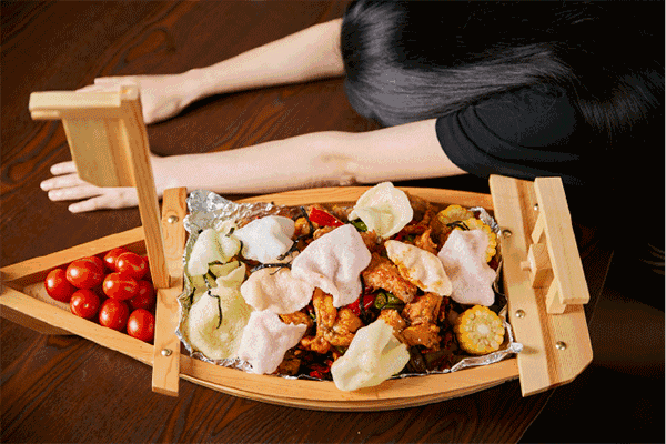 牛蛙船腾云驾雾出场,没使出吃奶劲压根抬不动它,猫叽叽带着小伙伴,两