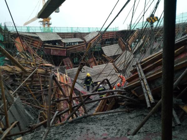 上海奉贤一在建工地发生工伤事故，已致1死9伤