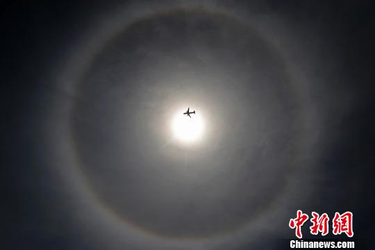 上海空中出现日晕现象