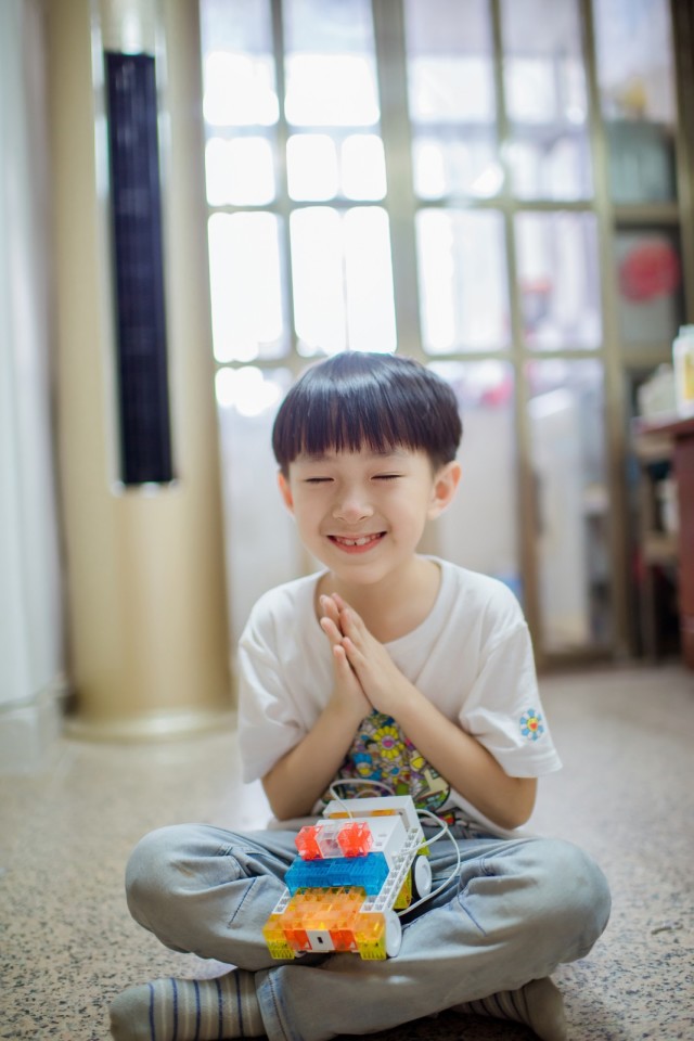 模块编程让萌娃变身动手达人，索尼可编程教育机器人体验