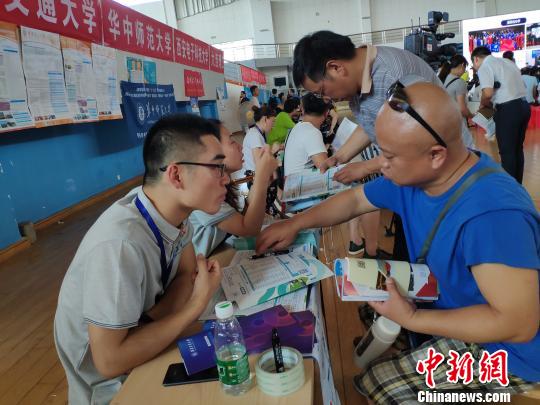 中国各地高考分数线相继出台 填报志愿咨询行业生意火爆