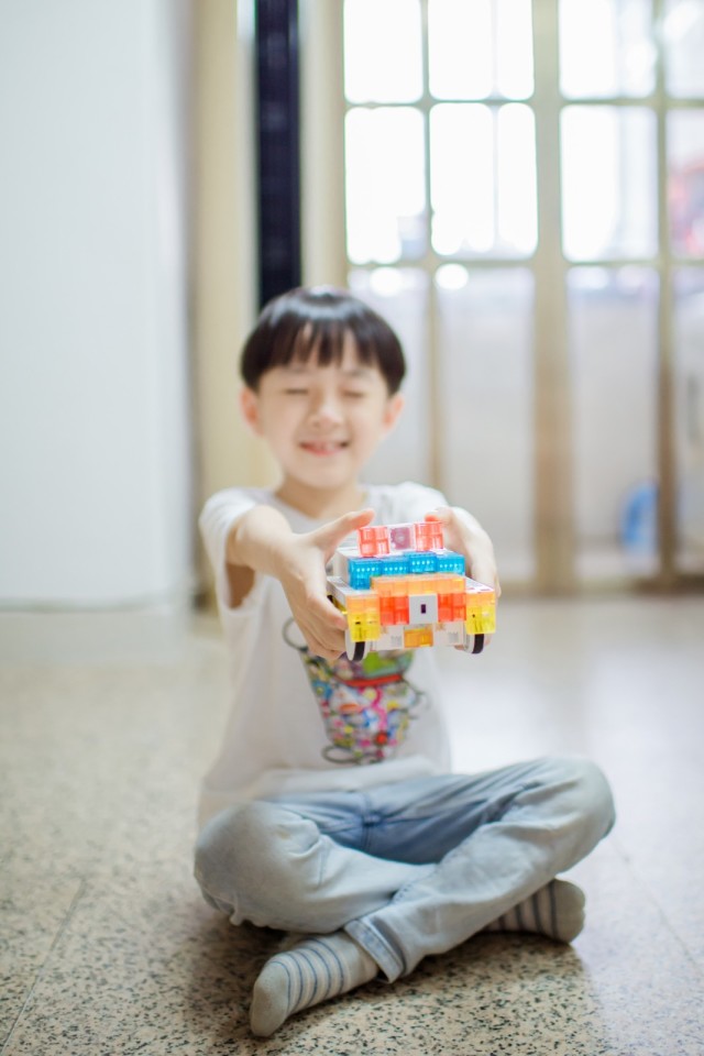 模块编程让萌娃变身动手达人，索尼可编程教育机器人体验