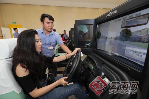 为安全再加一把锁 社会各界代表感受车轮上