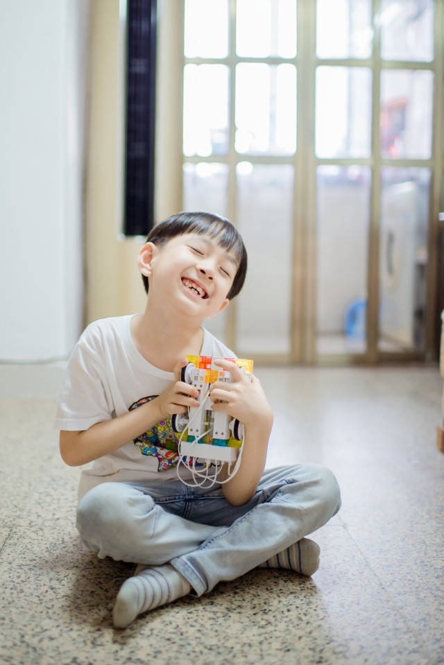 模块编程让萌娃变身动手达人，索尼可编程教育机器人体验