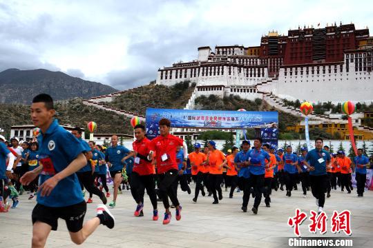国际禁毒日 西藏举行首届万人城市乐跑活动