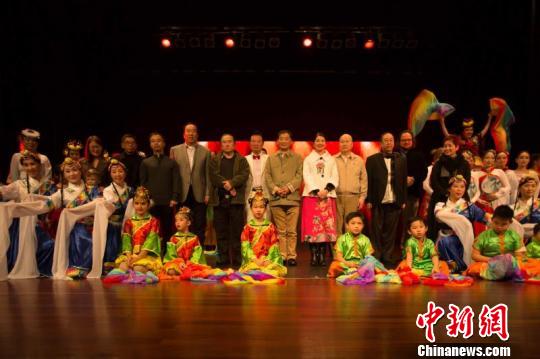 演出结束后嘉宾与演员合影。　王晓童 摄