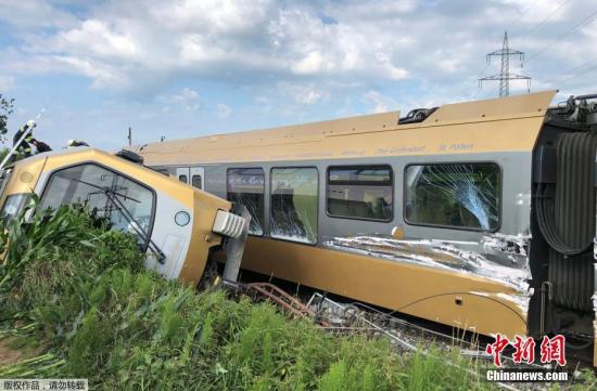 奥地利列车脱轨事件致28人受伤 其中2人伤势严重