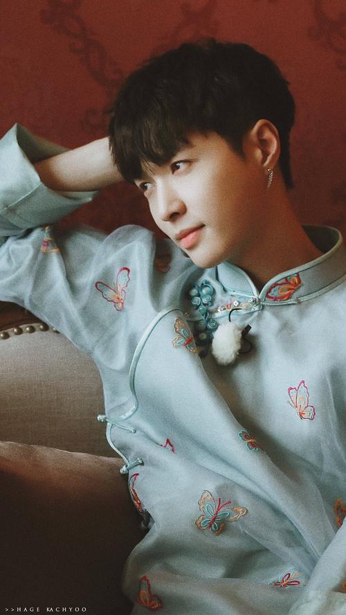 张艺兴六月蓝造型好惊艳,但比起紫色长衫的韩