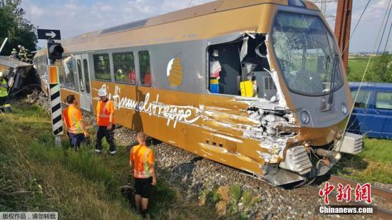 奥地利列车脱轨致至少2人严重受伤 车上多数为儿童