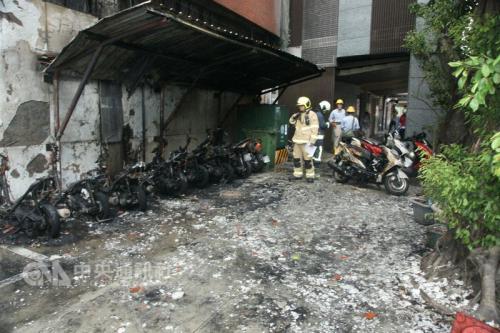 台湾一青少年纵火烧毁多辆摩托车 只因好奇好玩
