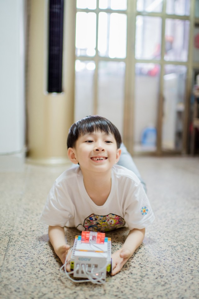 模块编程让萌娃变身动手达人，索尼可编程教育机器人体验