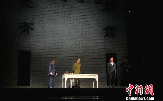 话剧《红岩魂》重庆首演 艺术展现“狱中八条”