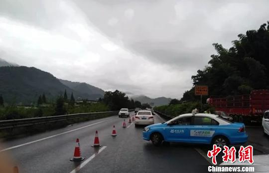 四川雅西高速荥经段连续降雨塌方 车辆单幅双向通行