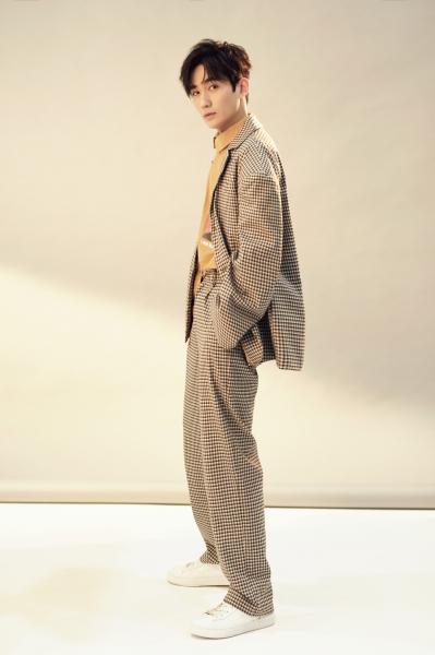 朱一龙最新写真发布 暖色西装彰显阳光活力