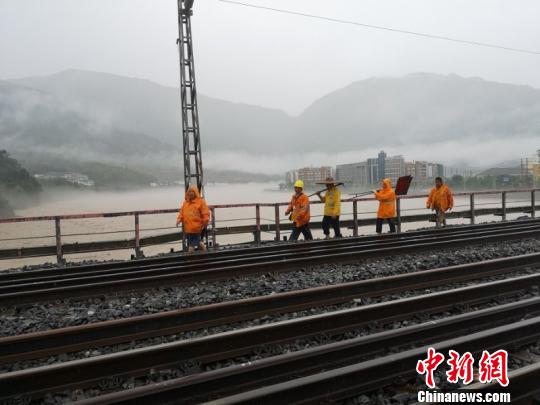 川北地区持续降雨致宝成铁路多趟客车晚点停运