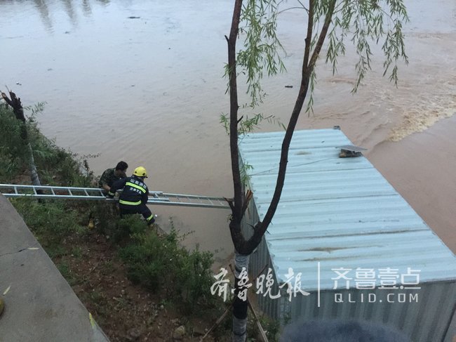 一工人因暴雨被困集装箱板房，消防拉梯变桥及时救援