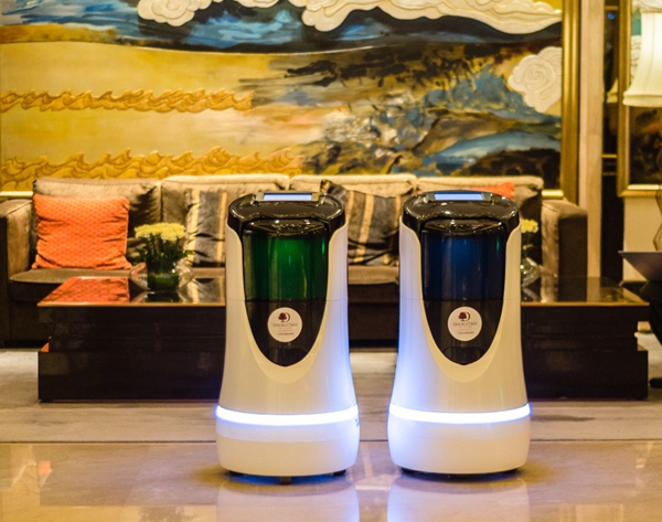 广州希尔顿逸林酒店正式引入智能机器人