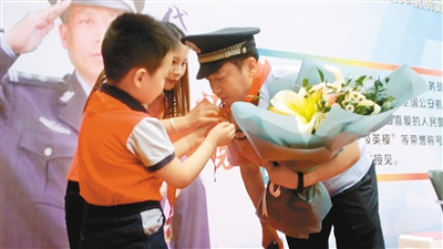 民警汪勇走进社区幼儿园 为孩子们送上暑假安全教育课