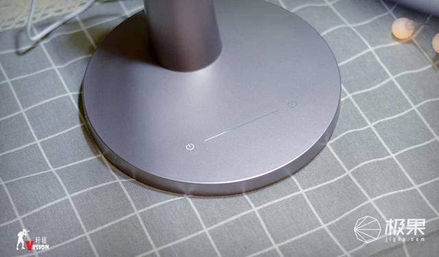 Yeelight护眼台灯Pro体验,三轴可调易操作,去除蓝光不伤眼 Yeelight护眼台灯Pro体验,三轴可调易操作,去除蓝光不伤眼