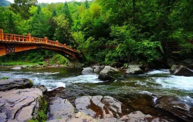 东北唯一敢与九寨沟媲美的地方，名字“土气”，颜值逆天！