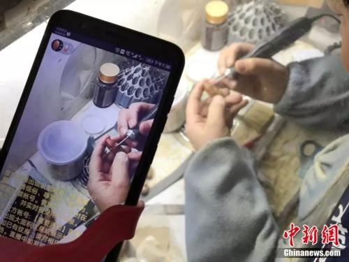 李伟在直播平台上展示自己的纯手工雕刻过程