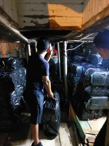 海巡人员查获200箱走私香烟。(图片来源:台湾《联合报》/台湾澎湖查缉队提供) 海巡人员查获200箱走私香烟。(图片来源:台湾《联合报》/台湾澎湖查缉队提供)