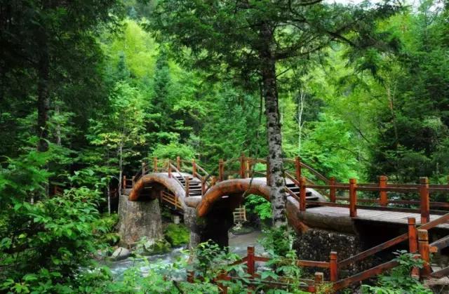 东北唯一敢与九寨沟媲美的地方，名字“土气”，颜值逆天！