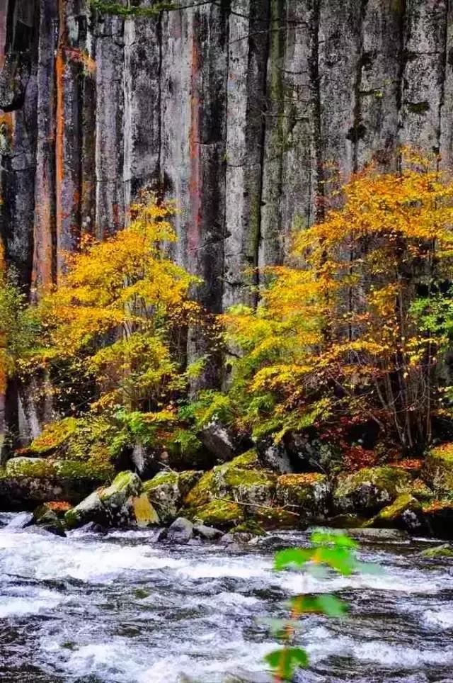 东北唯一敢与九寨沟媲美的地方，名字“土气”，颜值逆天！