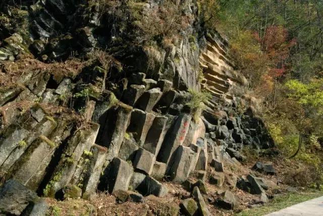 东北唯一敢与九寨沟媲美的地方，名字“土气”，颜值逆天！
