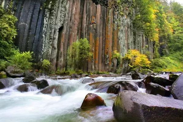 东北唯一敢与九寨沟媲美的地方，名字“土气”，颜值逆天！