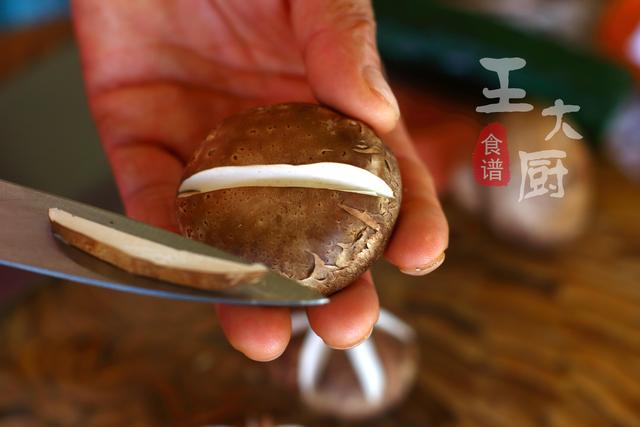 巧切香菇花,香菇这么切真的太好看了,吃火锅时露一小手