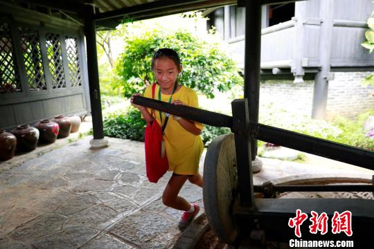 美国华裔青少年广西桂林“寻根” 体验传统文化魅力