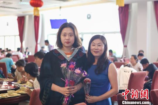 学生与老师合影。　李加禾 摄