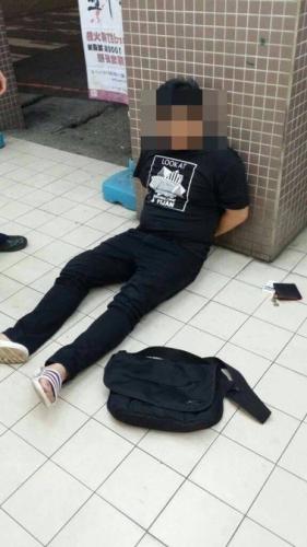 台湾一男子吸毒后到超市抢劫 遇淡定店员无奈逃跑