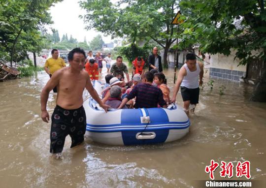 四川眉山暴雨致内涝严重 消防紧急转移150余人