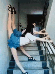 搞笑gif图:妹子们~你们考虑过墙的感受吗?