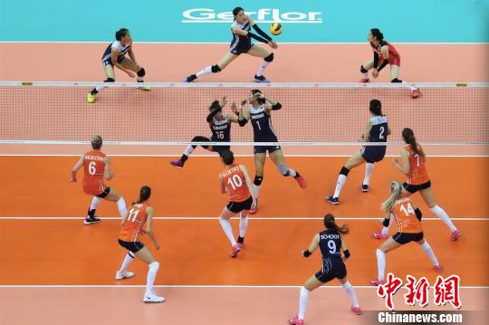 世界女排联赛总决赛中国队艰苦鏖战荷兰队旗开得胜