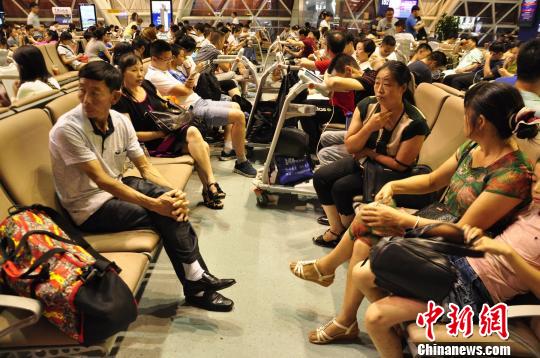 成都机场再次遭遇极端天气 多名旅客出行受阻