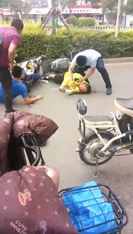 州黄河五路附近外卖小哥被耳机线割断喉管…