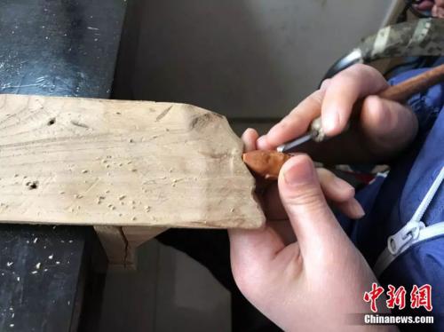 4年来，李伟只要有时间就在工作台练习雕刻