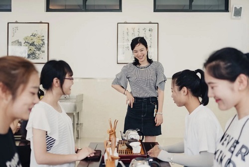 美媒关注镇江一院校开设女性课程：教女性如何更完美