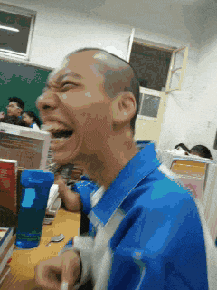 搞笑gif:臭不要脸的,暖被窝还跟妹子要钱