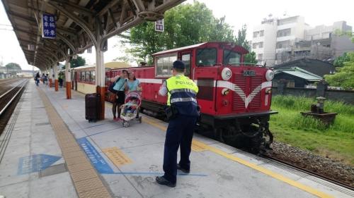 游客在阿里山火车前拍照留念。（图片来源：台湾《联合报》记者 谢恩得拍摄）