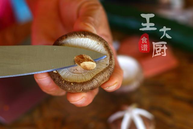 巧切香菇花,香菇这么切真的太好看了,吃火锅时露一小手
