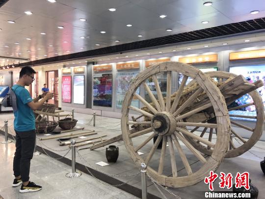 图为20世纪60年代使用的治沙工具。　徐雪 摄