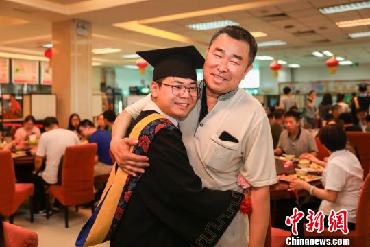 学生与老师深情拥抱，致谢师恩。　李加禾 摄