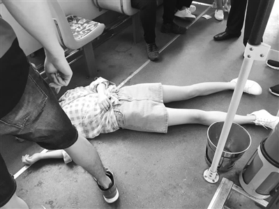 暖闻｜沈阳一女孩在早高峰公交车上晕倒，司乘合力施救